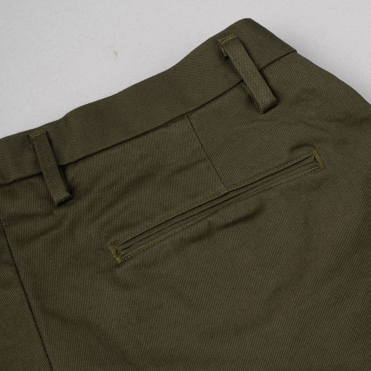 Seuvas 2-Tuck Chino Trousers - Olive