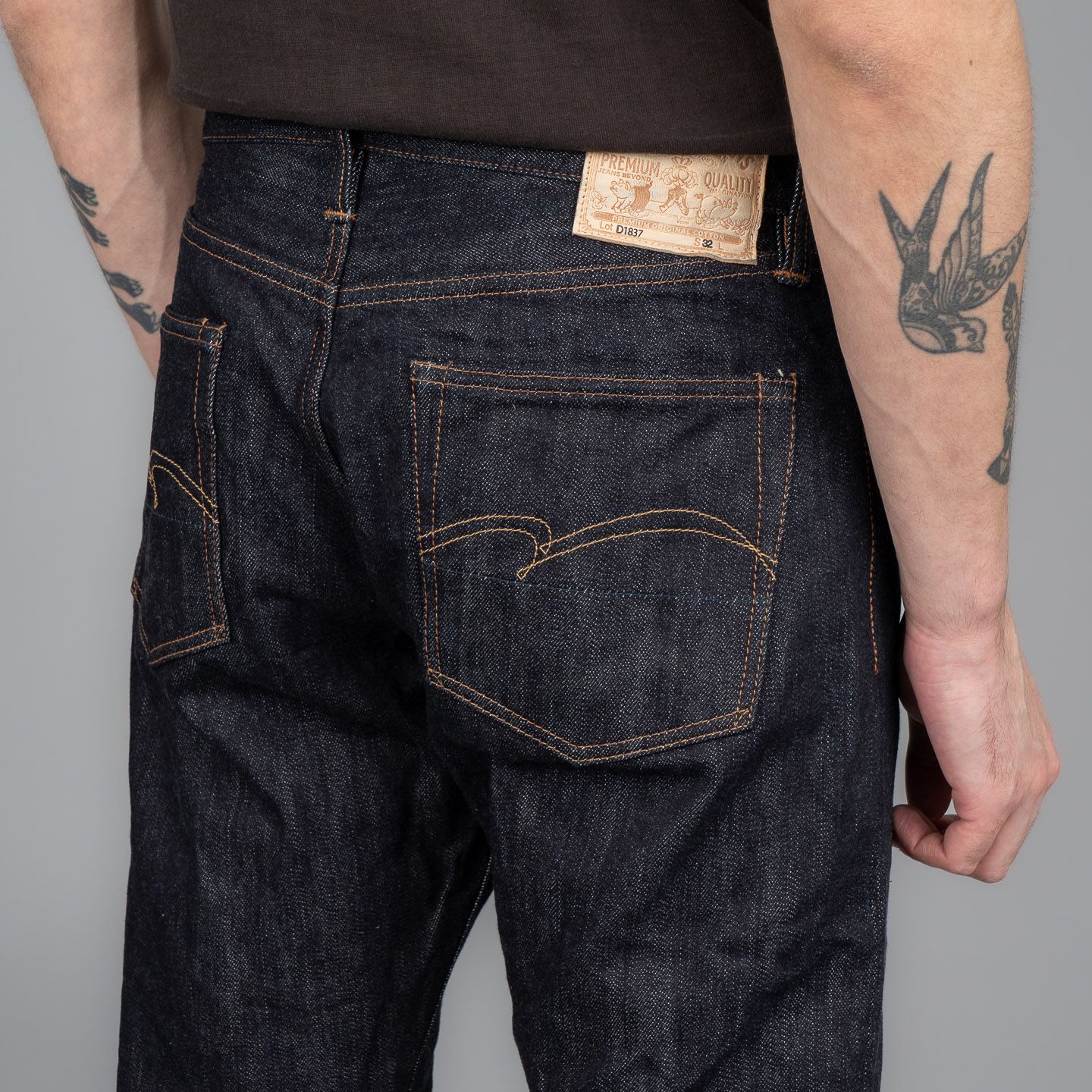 Suvin Gold Relaxed Tapered Jeans - Studio D'Artisan | Rivet